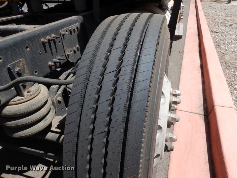 image for item DC2088 2016 Freightliner Cascadia 125  semi truck