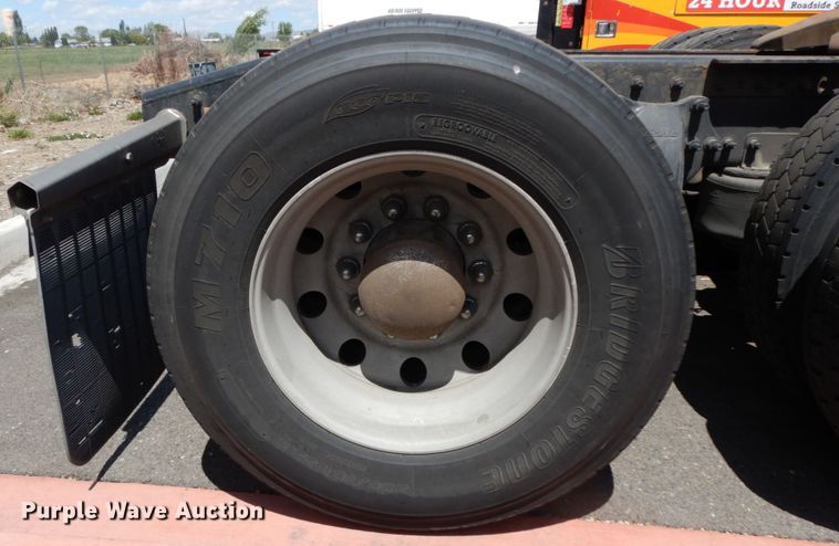 image for item DC2088 2016 Freightliner Cascadia 125  semi truck