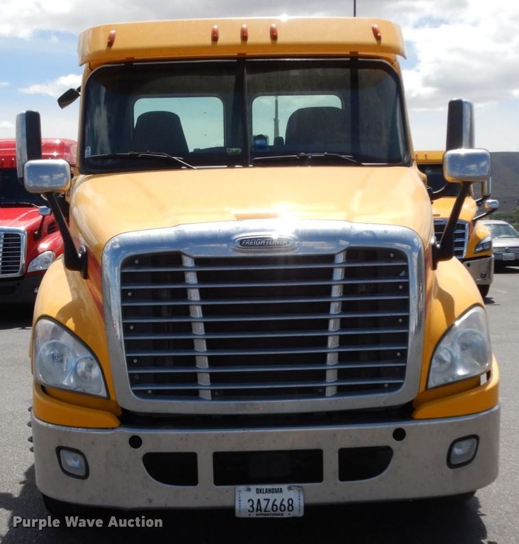 image for item DC2089 2018 Freightliner Cascadia 125  semi truck