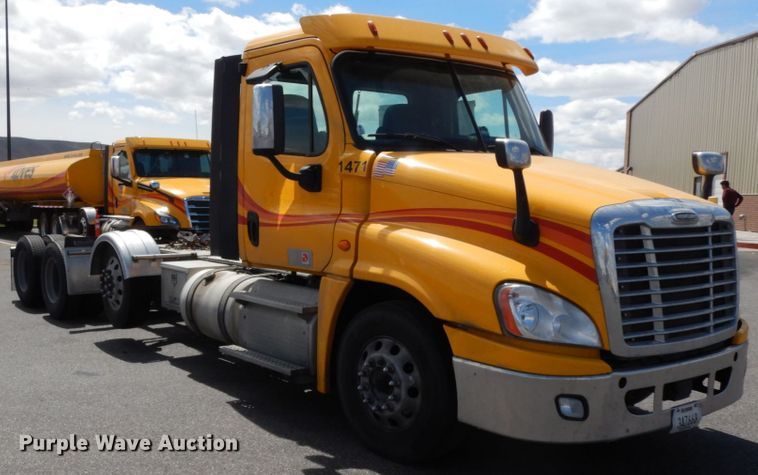 image for item DC2089 2018 Freightliner Cascadia 125  semi truck