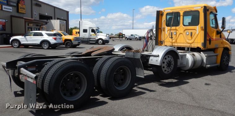 image for item DC2089 2018 Freightliner Cascadia 125  semi truck