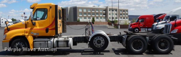 image for item DC2089 2018 Freightliner Cascadia 125  semi truck