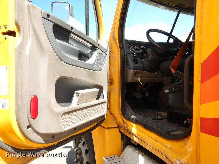 image for item DC2089 2018 Freightliner Cascadia 125  semi truck