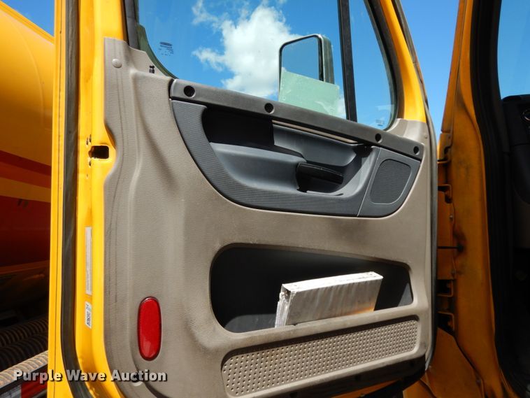 image for item DC2089 2018 Freightliner Cascadia 125  semi truck