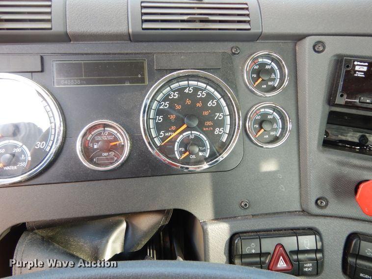 image for item DC2089 2018 Freightliner Cascadia 125  semi truck