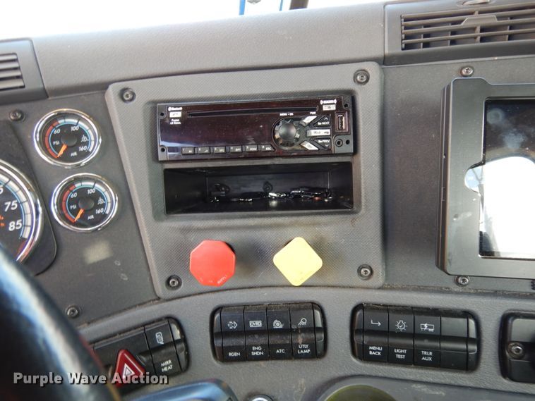 image for item DC2089 2018 Freightliner Cascadia 125  semi truck