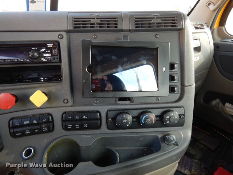 image for item DC2089 2018 Freightliner Cascadia 125  semi truck