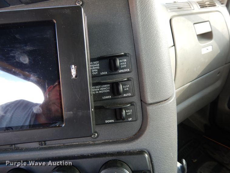 image for item DC2089 2018 Freightliner Cascadia 125  semi truck