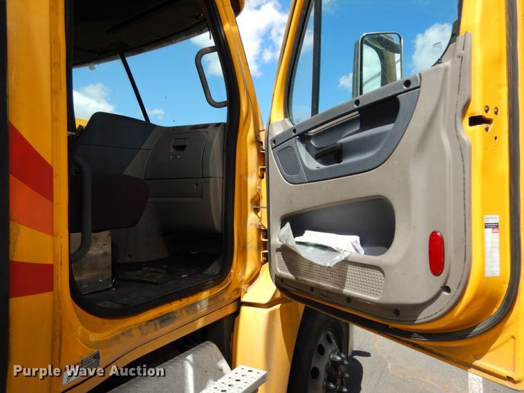 image for item DC2089 2018 Freightliner Cascadia 125  semi truck