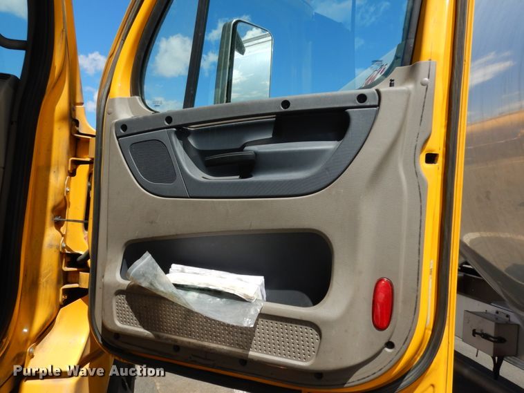 image for item DC2089 2018 Freightliner Cascadia 125  semi truck