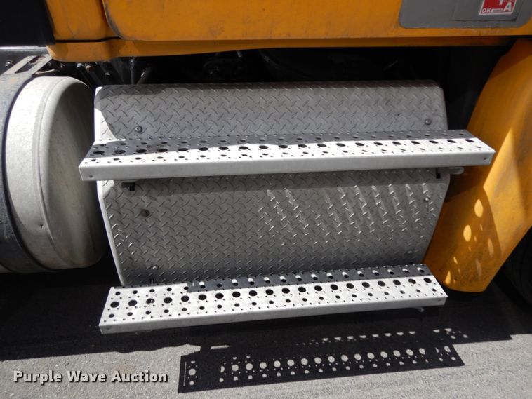 image for item DC2089 2018 Freightliner Cascadia 125  semi truck