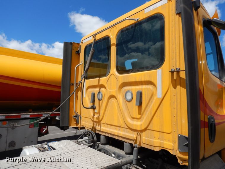 image for item DC2089 2018 Freightliner Cascadia 125  semi truck