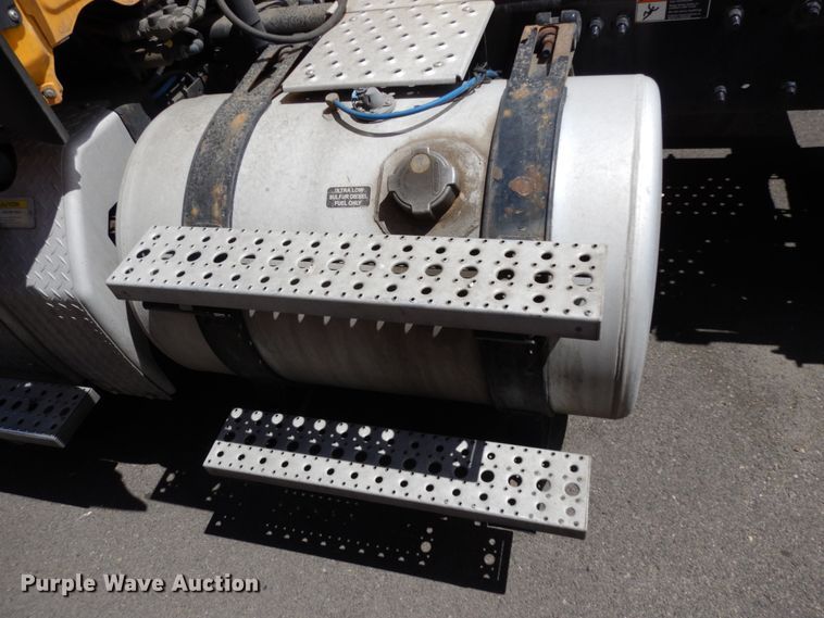 image for item DC2089 2018 Freightliner Cascadia 125  semi truck