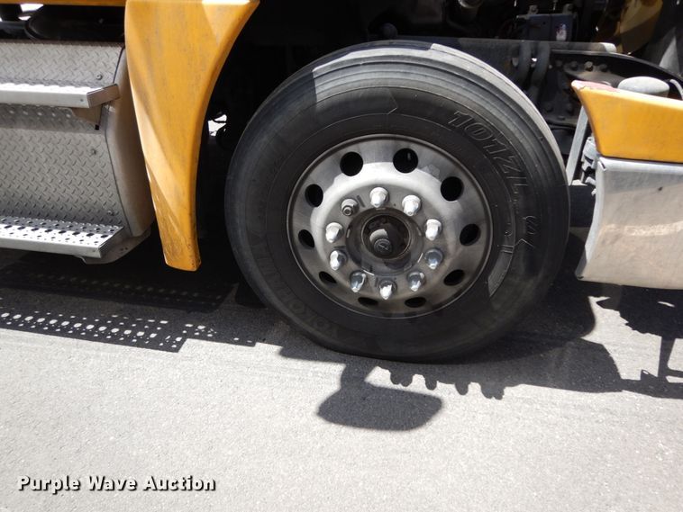 image for item DC2089 2018 Freightliner Cascadia 125  semi truck