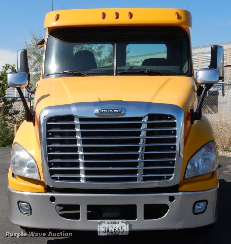 image for item DC2090 2018 Freightliner Cascadia 125  semi truck