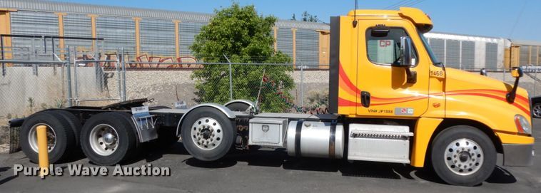 image for item DC2090 2018 Freightliner Cascadia 125  semi truck