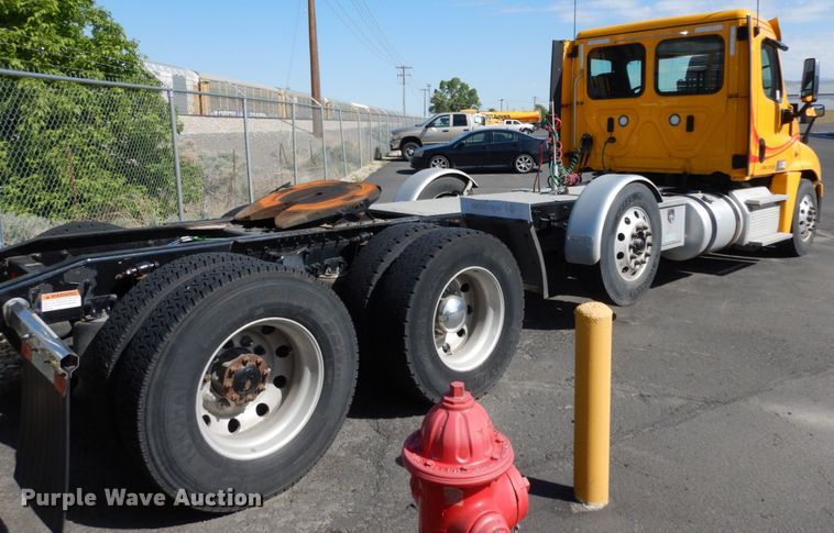 image for item DC2090 2018 Freightliner Cascadia 125  semi truck