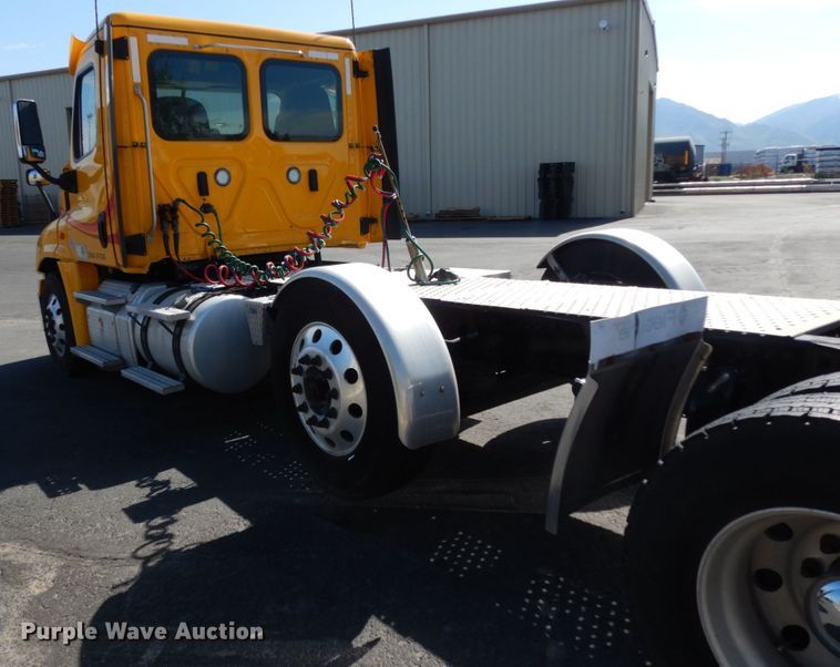 image for item DC2090 2018 Freightliner Cascadia 125  semi truck