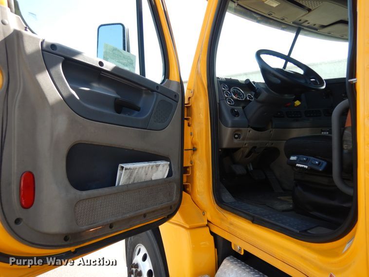 image for item DC2090 2018 Freightliner Cascadia 125  semi truck