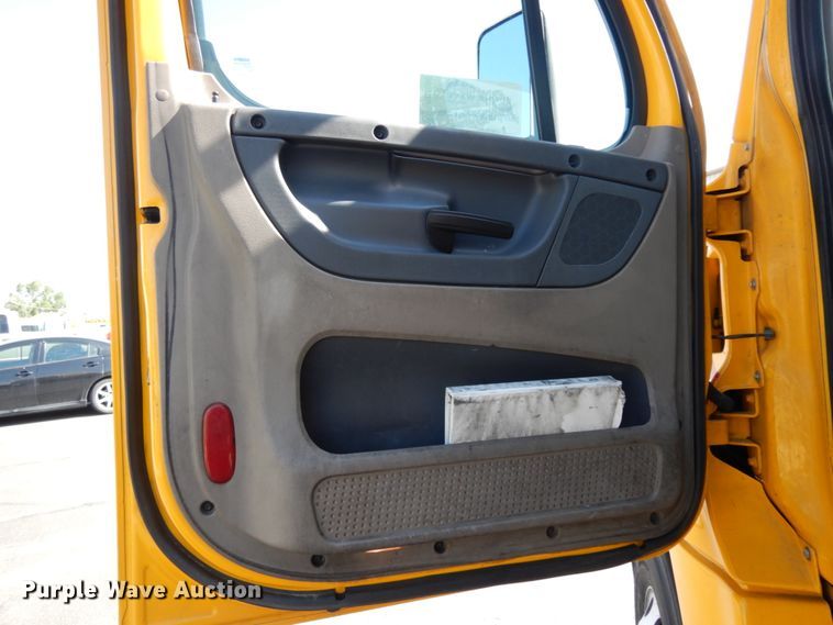 image for item DC2090 2018 Freightliner Cascadia 125  semi truck