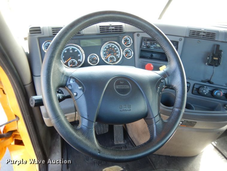 image for item DC2090 2018 Freightliner Cascadia 125  semi truck