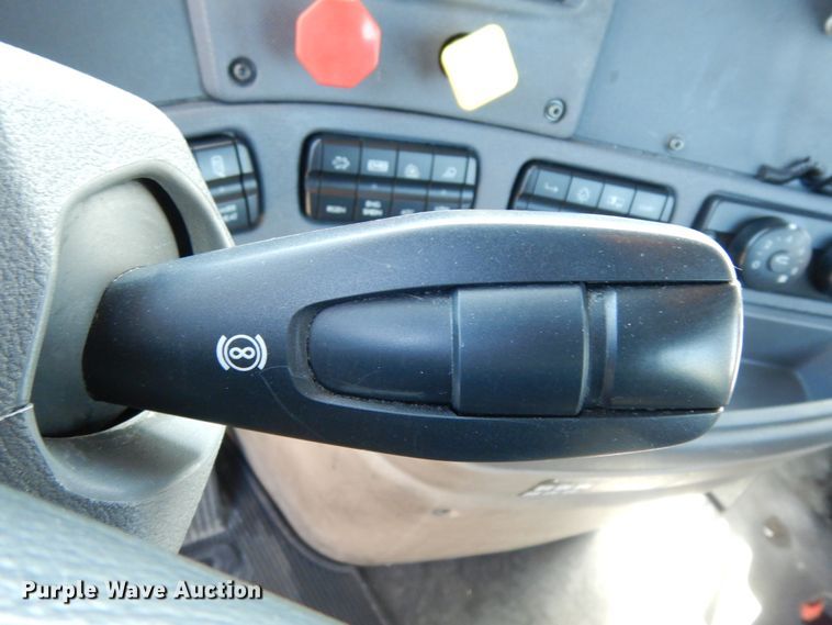 image for item DC2090 2018 Freightliner Cascadia 125  semi truck