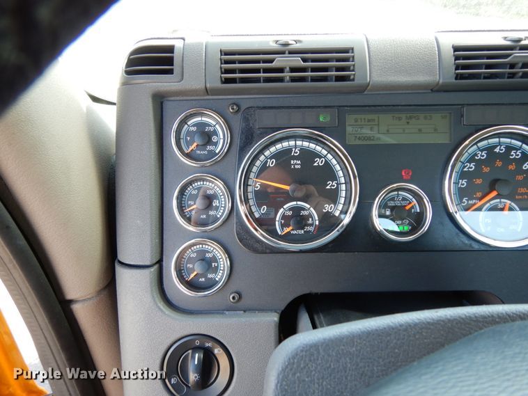 image for item DC2090 2018 Freightliner Cascadia 125  semi truck