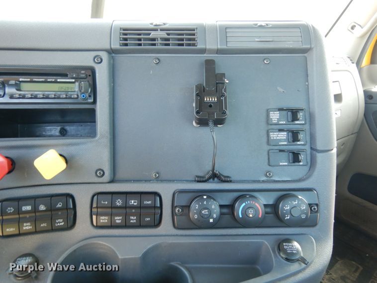 image for item DC2090 2018 Freightliner Cascadia 125  semi truck