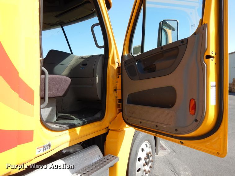 image for item DC2090 2018 Freightliner Cascadia 125  semi truck