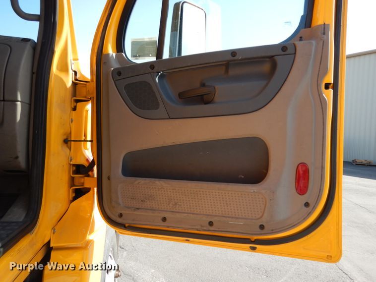 image for item DC2090 2018 Freightliner Cascadia 125  semi truck