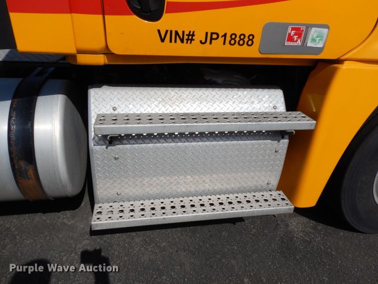 image for item DC2090 2018 Freightliner Cascadia 125  semi truck