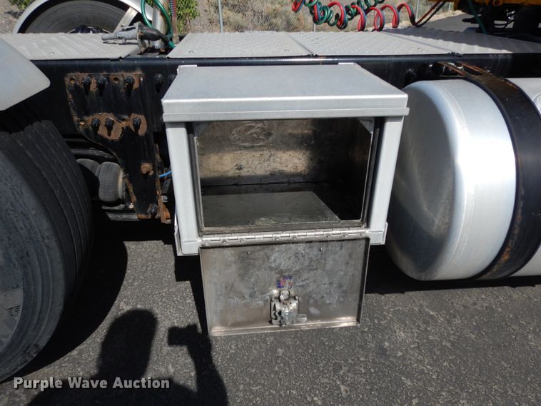 image for item DC2090 2018 Freightliner Cascadia 125  semi truck