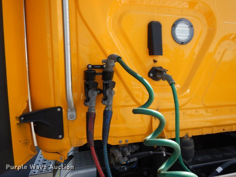 image for item DC2090 2018 Freightliner Cascadia 125  semi truck