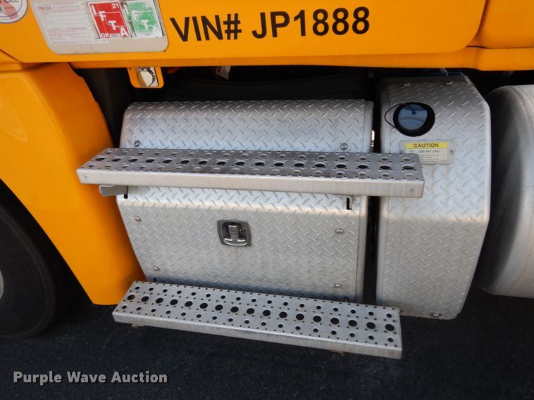 image for item DC2090 2018 Freightliner Cascadia 125  semi truck