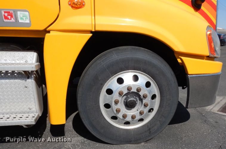 image for item DC2090 2018 Freightliner Cascadia 125  semi truck