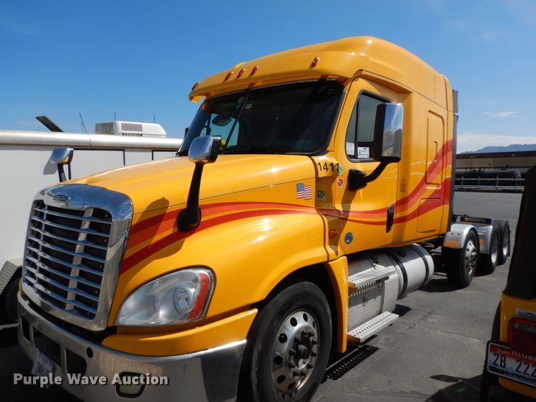 image for item DC2091 2016 Freightliner Cascadia 125  semi truck