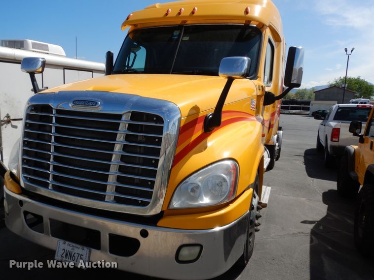 image for item DC2091 2016 Freightliner Cascadia 125  semi truck