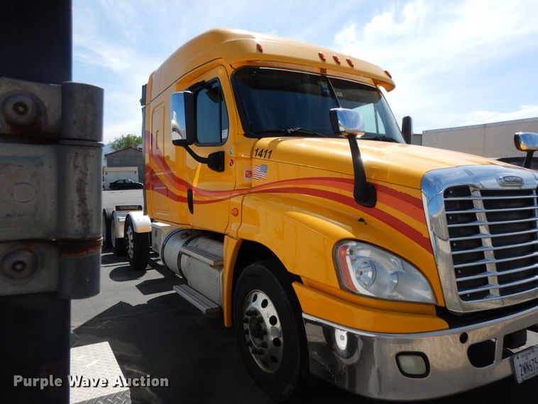 image for item DC2091 2016 Freightliner Cascadia 125  semi truck