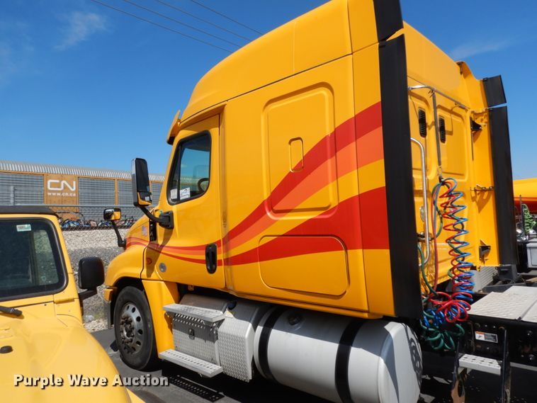 image for item DC2091 2016 Freightliner Cascadia 125  semi truck