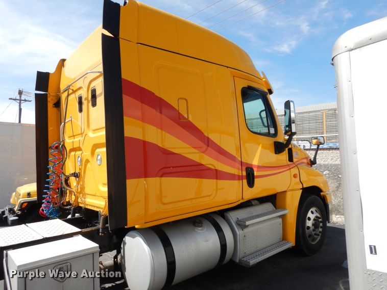 image for item DC2091 2016 Freightliner Cascadia 125  semi truck