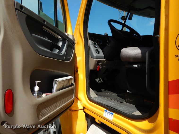 image for item DC2091 2016 Freightliner Cascadia 125  semi truck