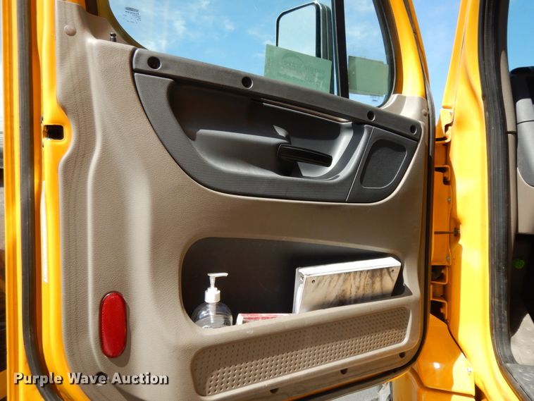 image for item DC2091 2016 Freightliner Cascadia 125  semi truck