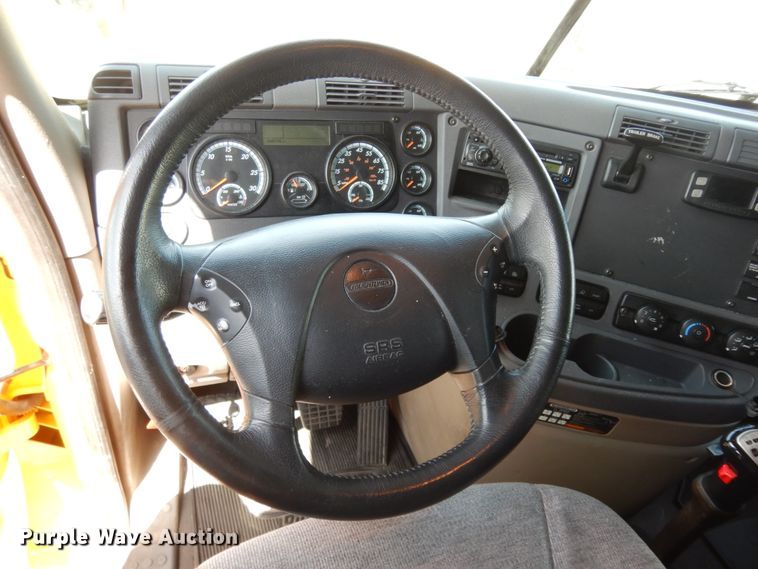 image for item DC2091 2016 Freightliner Cascadia 125  semi truck