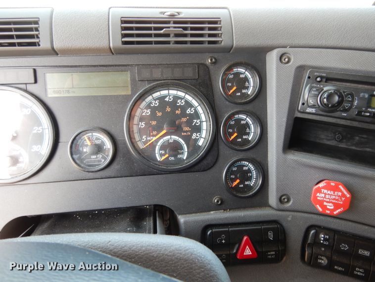 image for item DC2091 2016 Freightliner Cascadia 125  semi truck