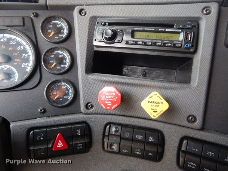 image for item DC2091 2016 Freightliner Cascadia 125  semi truck