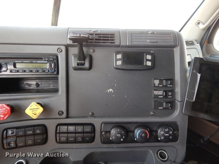 image for item DC2091 2016 Freightliner Cascadia 125  semi truck