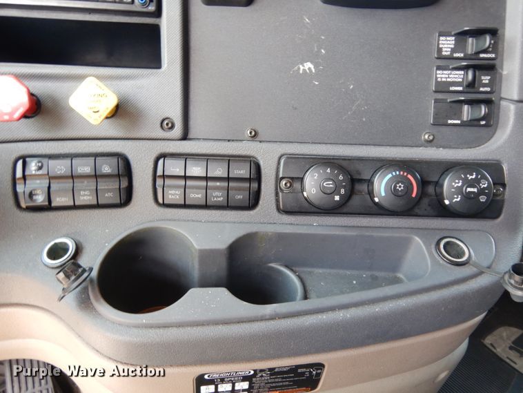 image for item DC2091 2016 Freightliner Cascadia 125  semi truck