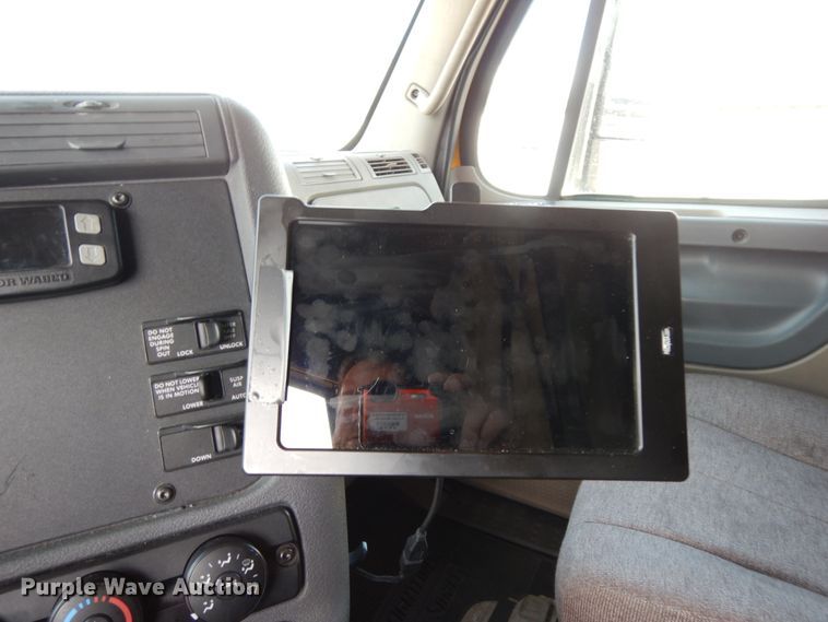 image for item DC2091 2016 Freightliner Cascadia 125  semi truck