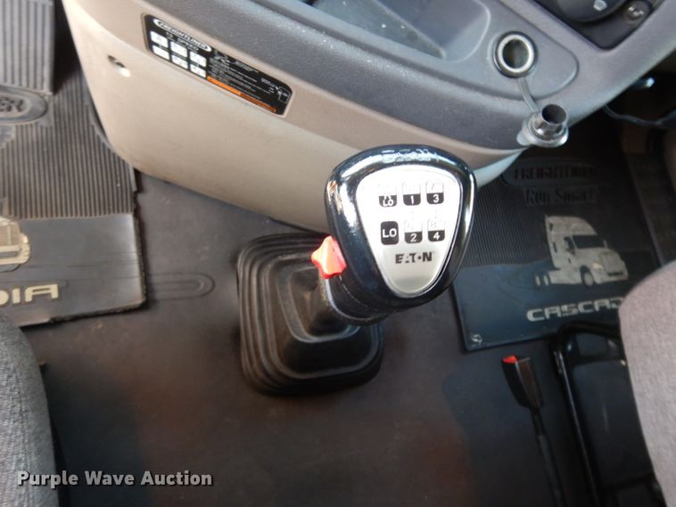 image for item DC2091 2016 Freightliner Cascadia 125  semi truck