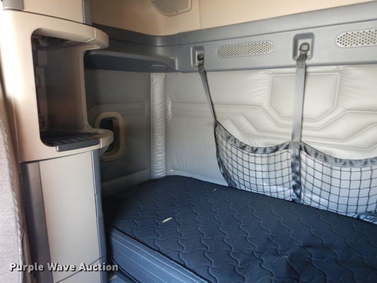 image for item DC2091 2016 Freightliner Cascadia 125  semi truck